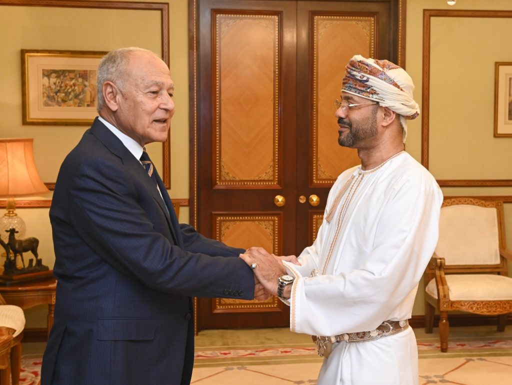 Foreign-Minister-shaes-hands-with Secretary-General-of-Arab-League