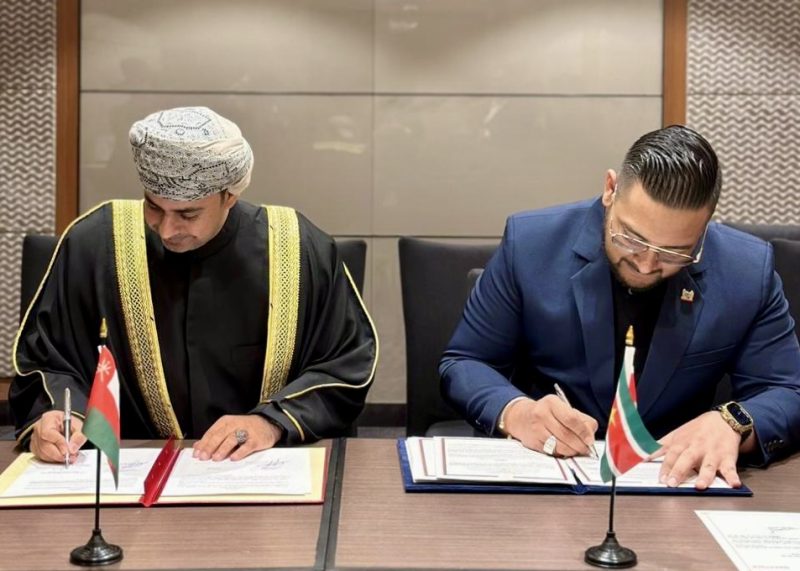 رئيس هيئة الطيران المدني العمانية يوقع اتفاقية