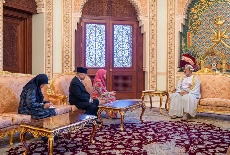 His Majesty receives Princess Hajah Masna of Brunei 