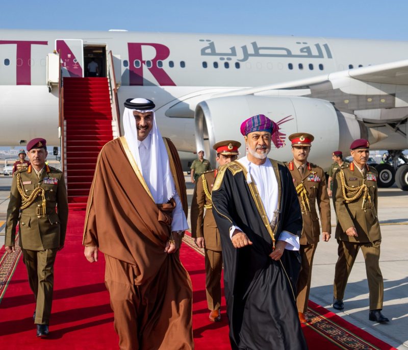 Emir of Qatar arrives in Oman