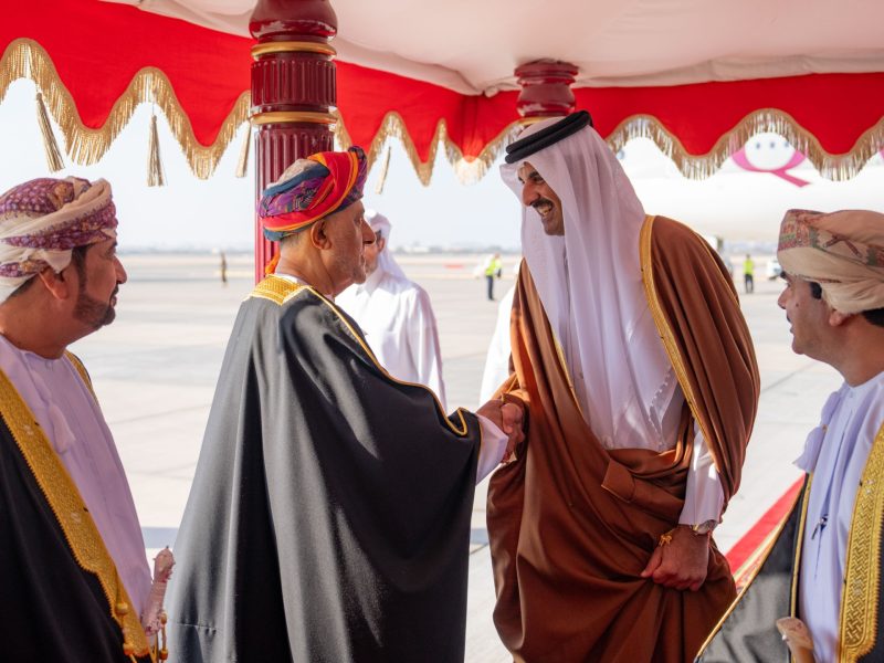 Emir of Qatar arrives in Oman