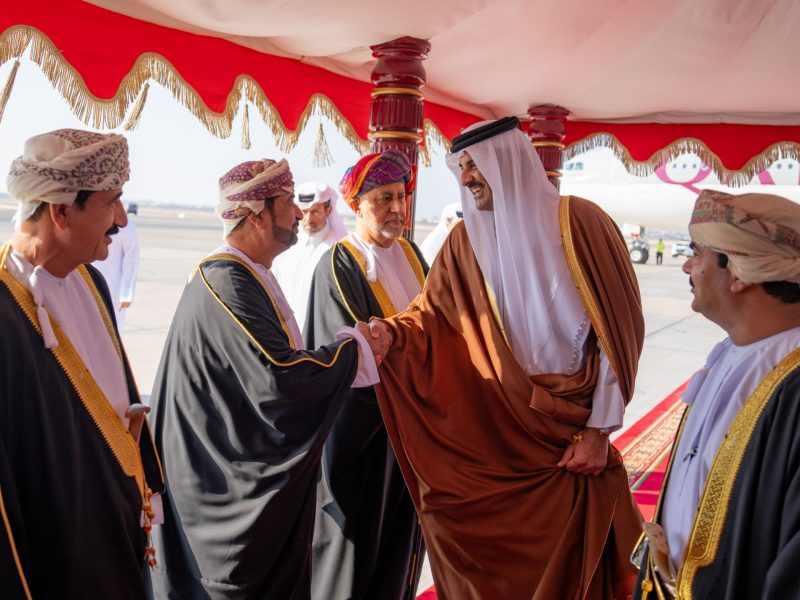 Emir of Qatar arrives in Oman