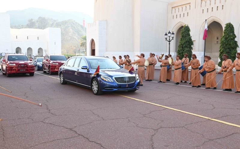 Emir of Qatar arrives in Oman