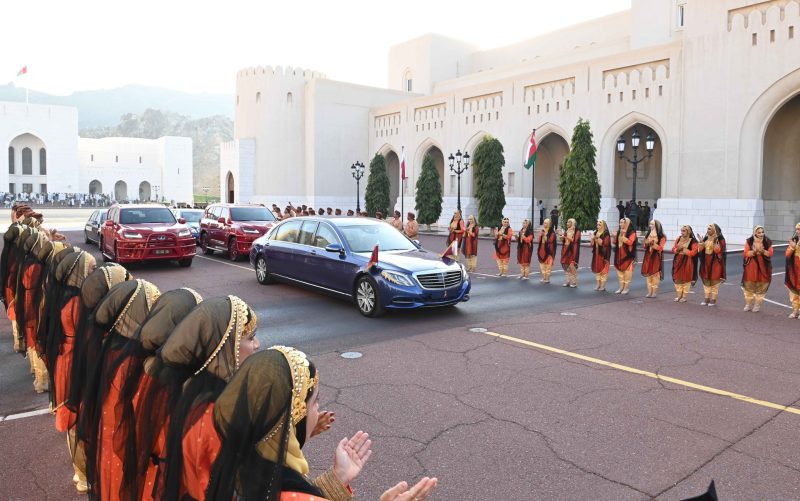 Emir of Qatar arrives in Oman