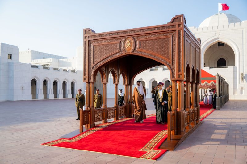 Emir of Qatar arrives in Oman