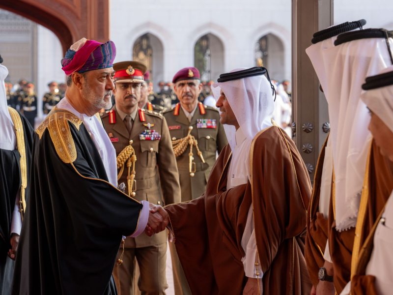 Emir of Qatar arrives in Oman