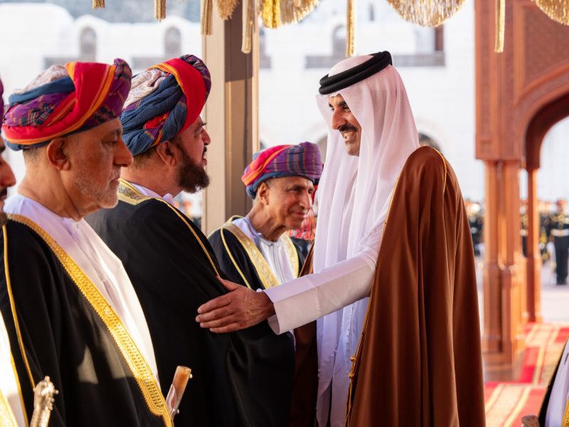 Emir of Qatar arrives in Oman