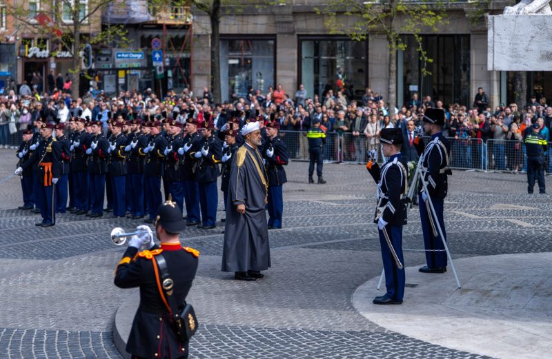 جلالةُ السُّلطان المعظم يزور النّصب التّذكاريّ بمدينة أمستردام