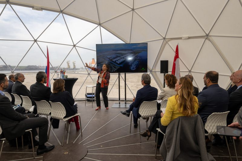 مسؤولون يزورون ميناء أمستردام خلال زيارة جلالة السُّلطان إلى هولندا 