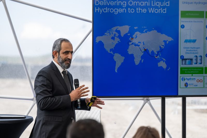 مسؤولون يزورون ميناء أمستردام خلال زيارة جلالة السُّلطان إلى هولندا 