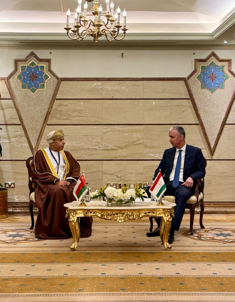 سعادة خالد بن هاشل المصلحي، وكيل وزارة الخارجية للشؤون الإدارية والمالية خلال لقائه سعادة أحمد غربانوف، نائب وزير خارجية تركمانستان