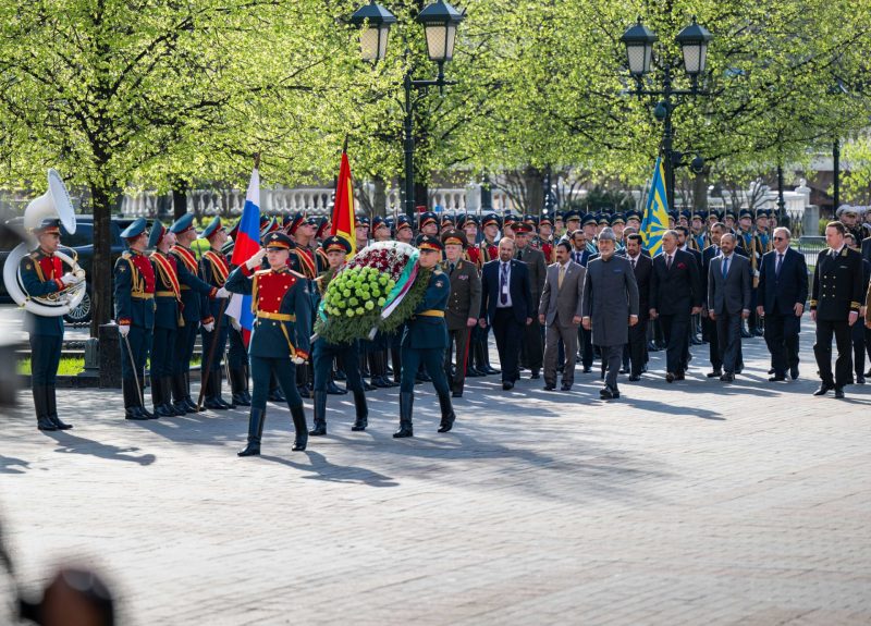 جلالةُ السُّلطان المُعظم يزور ضريح الجندي المجهول بموسكو 