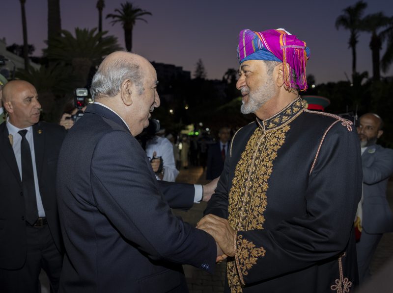 تكريمًا لجلالتِه.. الرئيسُ الجزائريُّ يُقيم مأدبة عشاء رسميّة