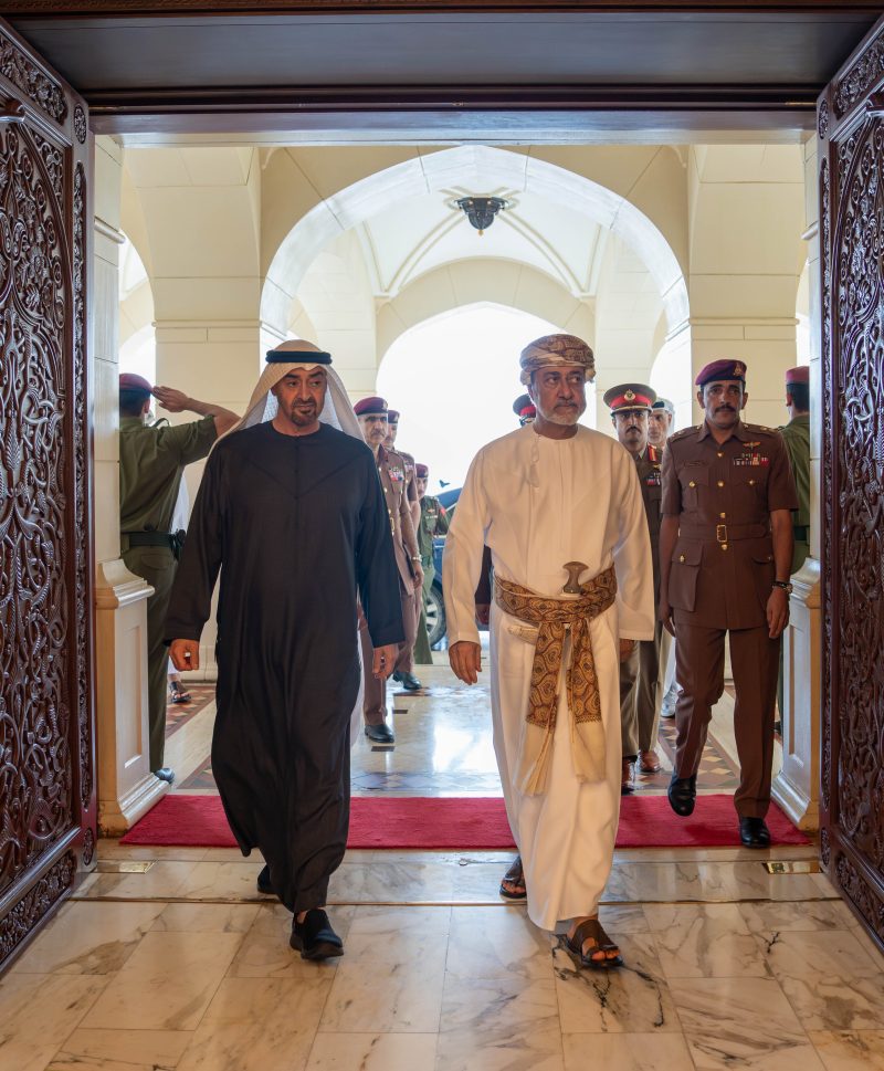 جلالةُ السُّلطان ورئيس دولة الإمارات يستعرضان القضايا الراهنة ومجالات التعاون والشراكة