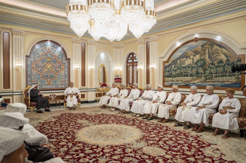 جلالةُ السُّلطان ورئيس دولة الإمارات يستعرضان القضايا الراهنة ومجالات التعاون والشراكة