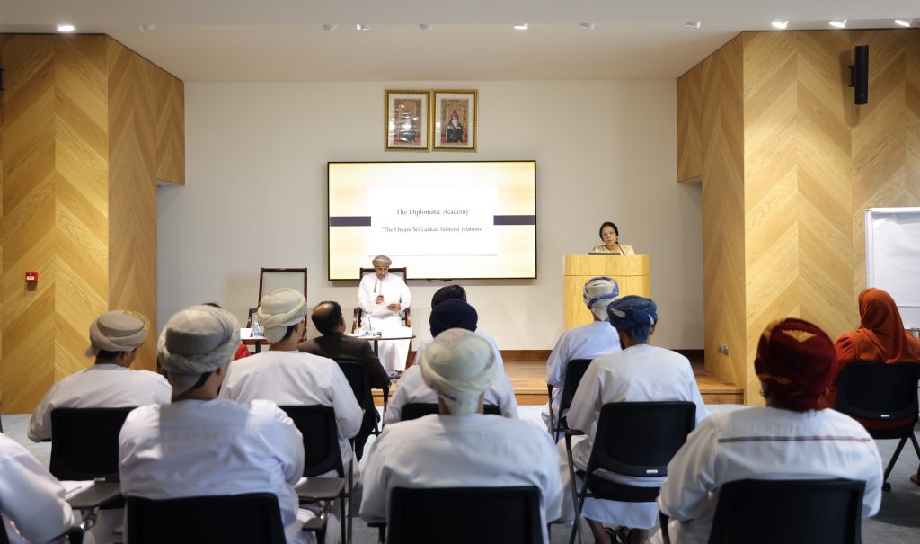 الأكاديمية الدبلوماسية تستضيف محاضرة العلاقات العُمانية السريلانكية