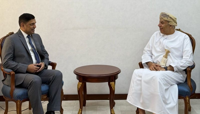 وكيل الوزارة الاداري يتسلم نسخة من اوراق اعتماد سفير بنجلاديش