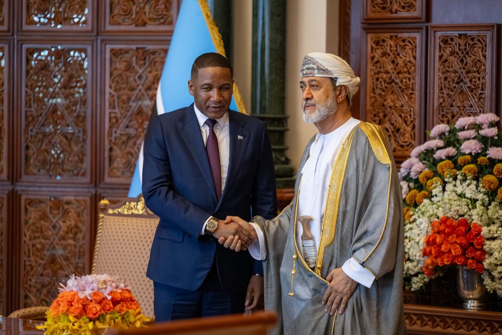 جلالةُ السُّلطان المُعظّم والرئيس البوتسواني يشهدان توقيع عدد من الاتفاقيات