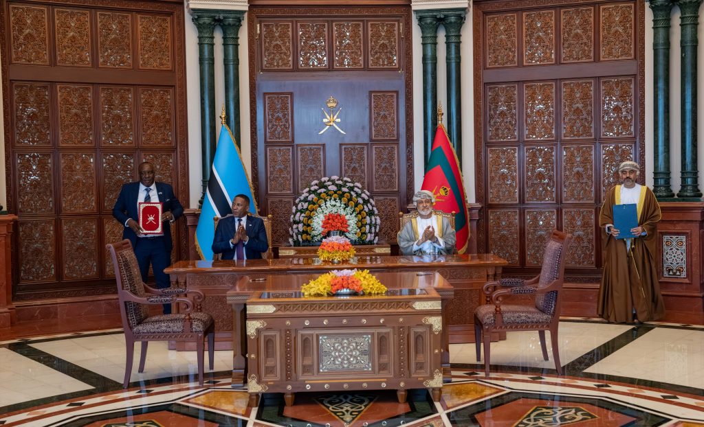 جلالةُ السُّلطان المُعظّم والرئيس البوتسواني يشهدان توقيع عدد من الاتفاقيات