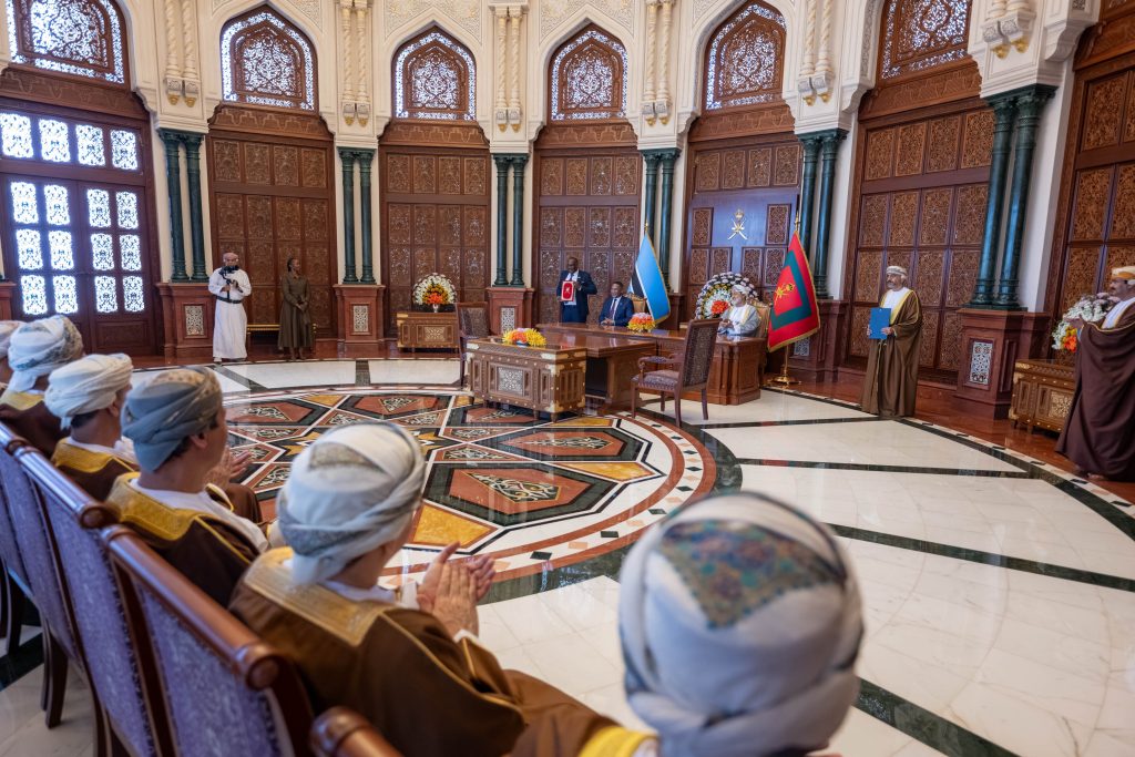 جلالةُ السُّلطان المُعظّم والرئيس البوتسواني يشهدان توقيع عدد من الاتفاقيات