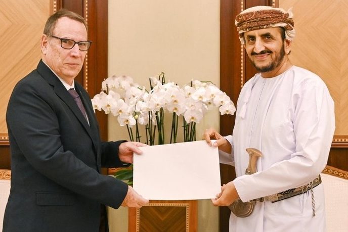 Political Undersecretary receives copy of Cuban Ambassador credentials وقد رحّب سعادته خلال اللقاء بسعادة السفير، متمنيًا له التوفيق في أداء مهام عمله وللعلاقات الثنائية بين البلدين المزيد من التقدم والنماء. حضر اللقاء سعادة السفير نجيب بن يحيى البلوشي، رئيس دائرة المراسم بوزارة الخارجية، والوزير المفوض الدكتورة حنان بنت إبراهيم الشحية رئيسة دائرة أمريكا بوزارة الخارجية وعدد من المسؤولين بالوزارة.