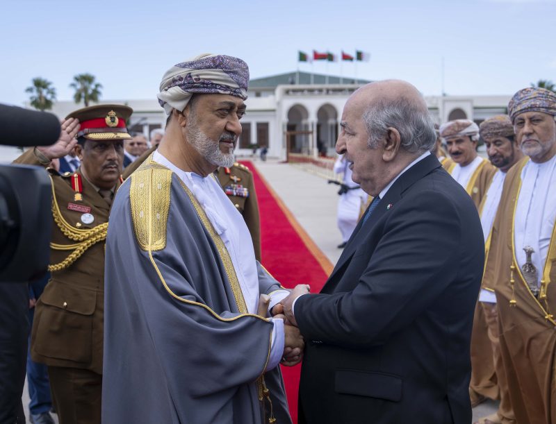 جلالةُ السُّلطان المعظّم يغادر الجزائر