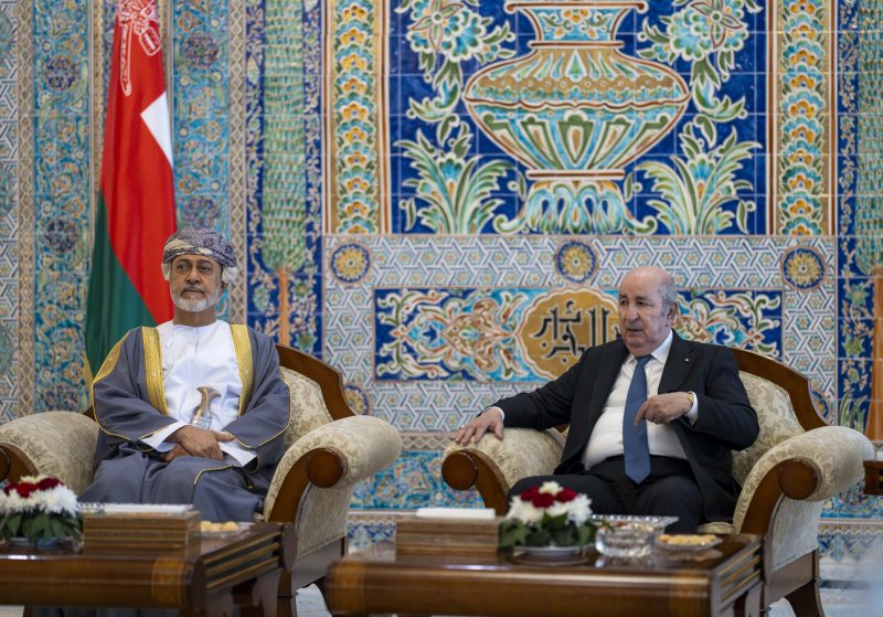 جلالةُ السُّلطان المعظّم يغادر الجزائر