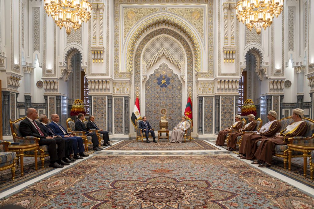 جلالةُ السُّلطان والرئيسُ المصري يعقدان لقاءً أخويًّا