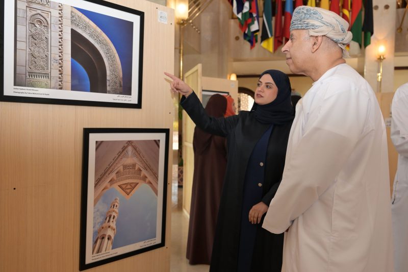 Administrative Undersecretary attends art exhibition by Ministry staff