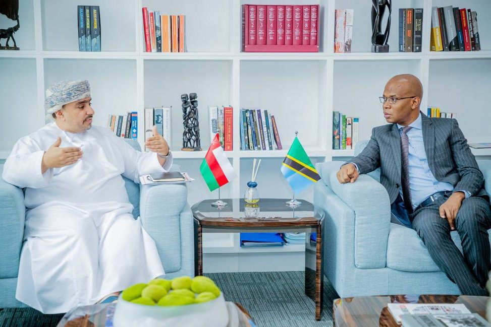 The Tanzanian Foreign Minister receives the Omani Ambassador