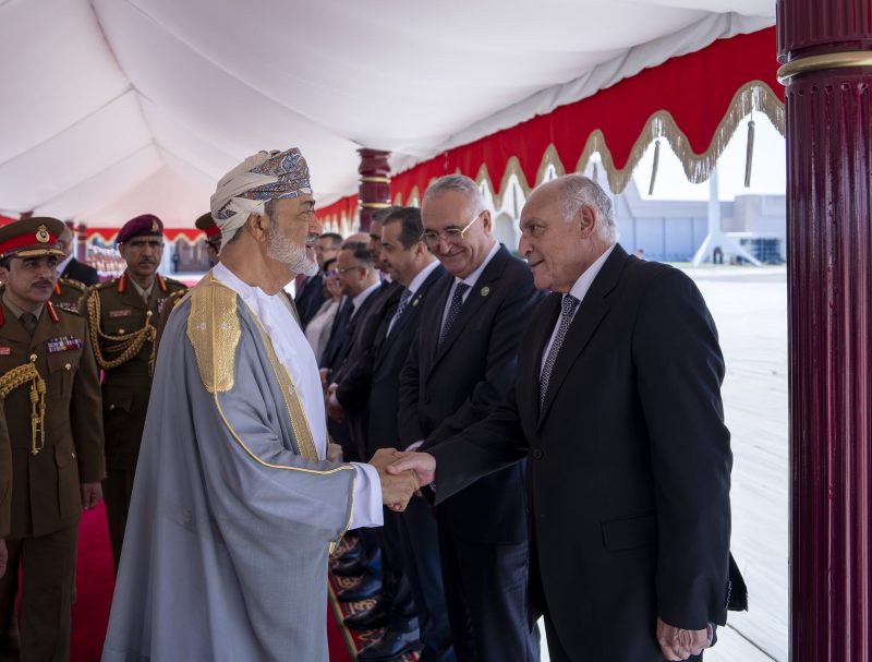 جلالة السلطان مودعاً الوفد المرافق للرئيس الجزائري 