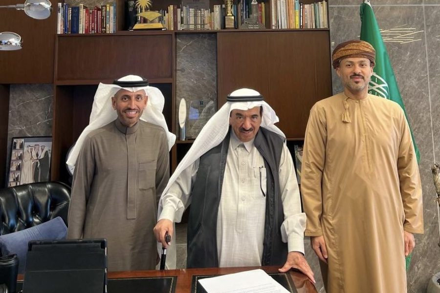 Saudi Arabia: Embassy builds cooperation with Saudi companies تم خلال اللقاء استعراض القطاعات الاقتصادية الواعدة في سلطنة عُمان، وجاهزية البيئة الاستثمارية، وخاصة منطقة الدقم الاقتصادية. كما نوقشت سبل تعزيز الاستثمار المشترك في المجالات التجارية والصناعية بين البلدين الشقيقين.