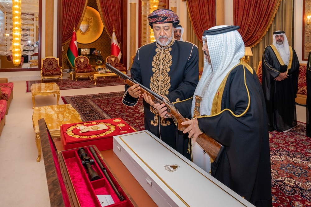 His-Majesty-and-King-of-Bahrain-exchange-gifts