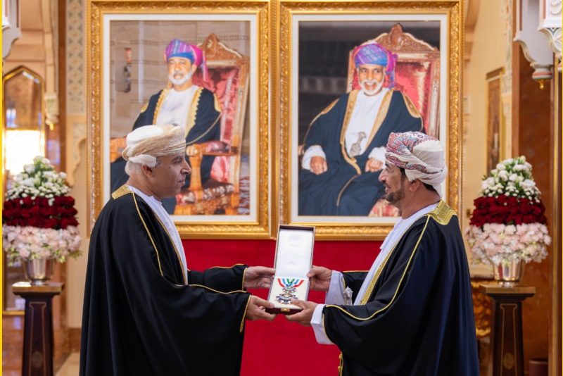 His Majesty awards Royal Commendation Orders to leading Ministry figures
