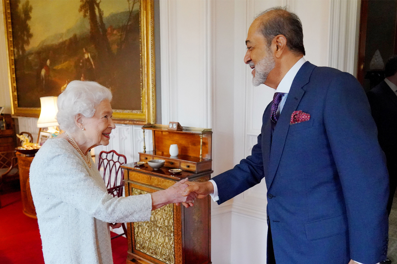 HisـMajestyـtheـSultanـmeetsـQueen Elizabeth II