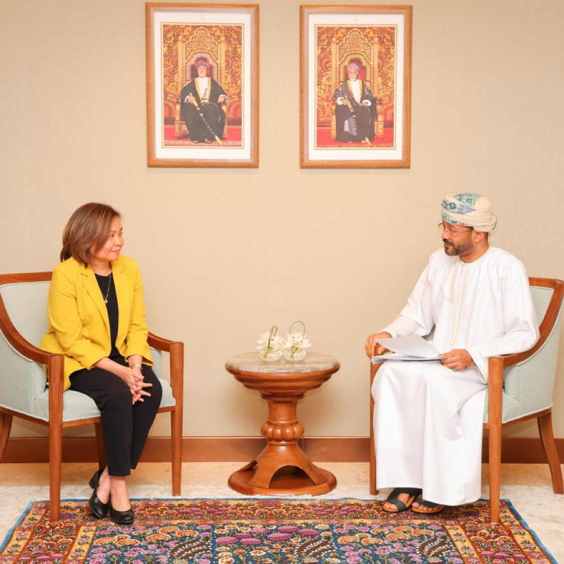 His Excellency the Minister of Foreign Affairs receives a written message from Her Excellency the Minister of Foreign Affairs of the Republic of the Philippines