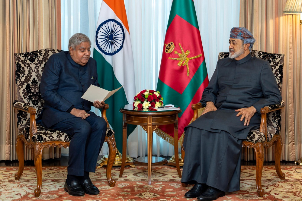 Sultan Haitham meets with the Indian Deputy Prime Minister