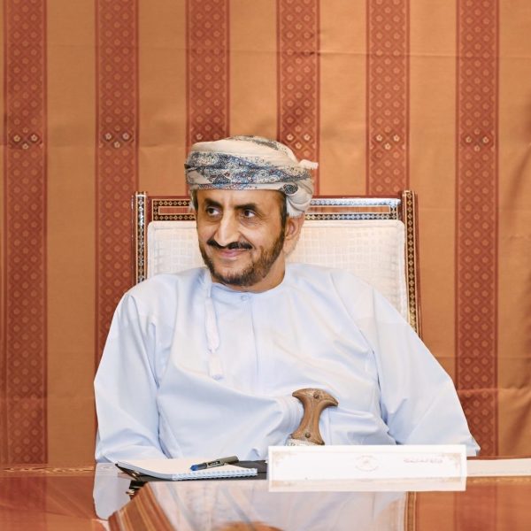 الشيخ خليفة بن علي الحارثي خلال اجتماع اللجنة الوطنية لمكافحة الاتجار بالبشر