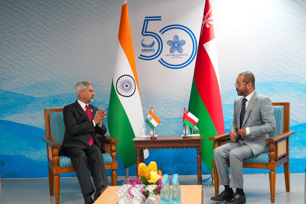 Minister meets Indian counterpart in Manila