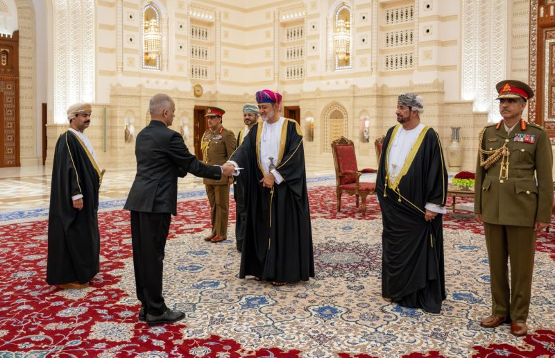 سفير الهند لدى سلطنة عمان يقدم أوراق اعتماده