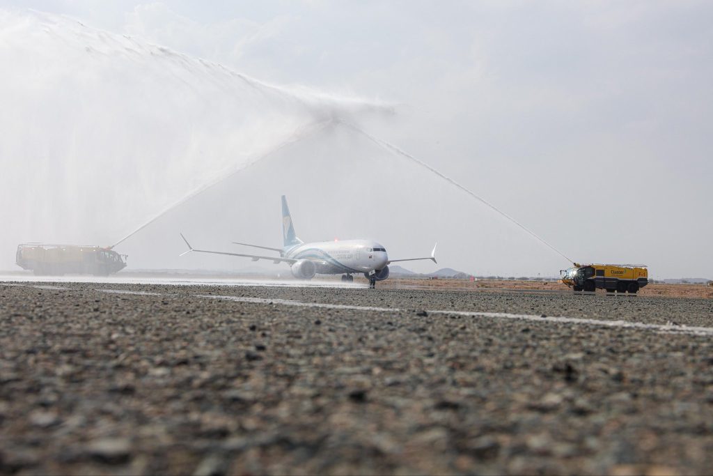 جدة: القنصل العام يستقبل أول رحلة للطيران العماني إلى الطائف