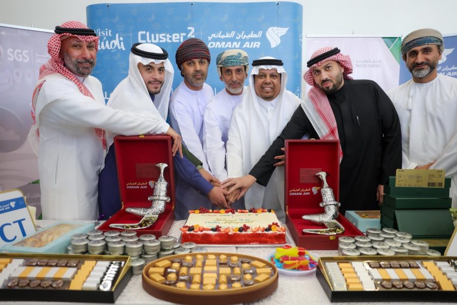 Jeddah: Consul General receives Oman Air’s first flight to Taif