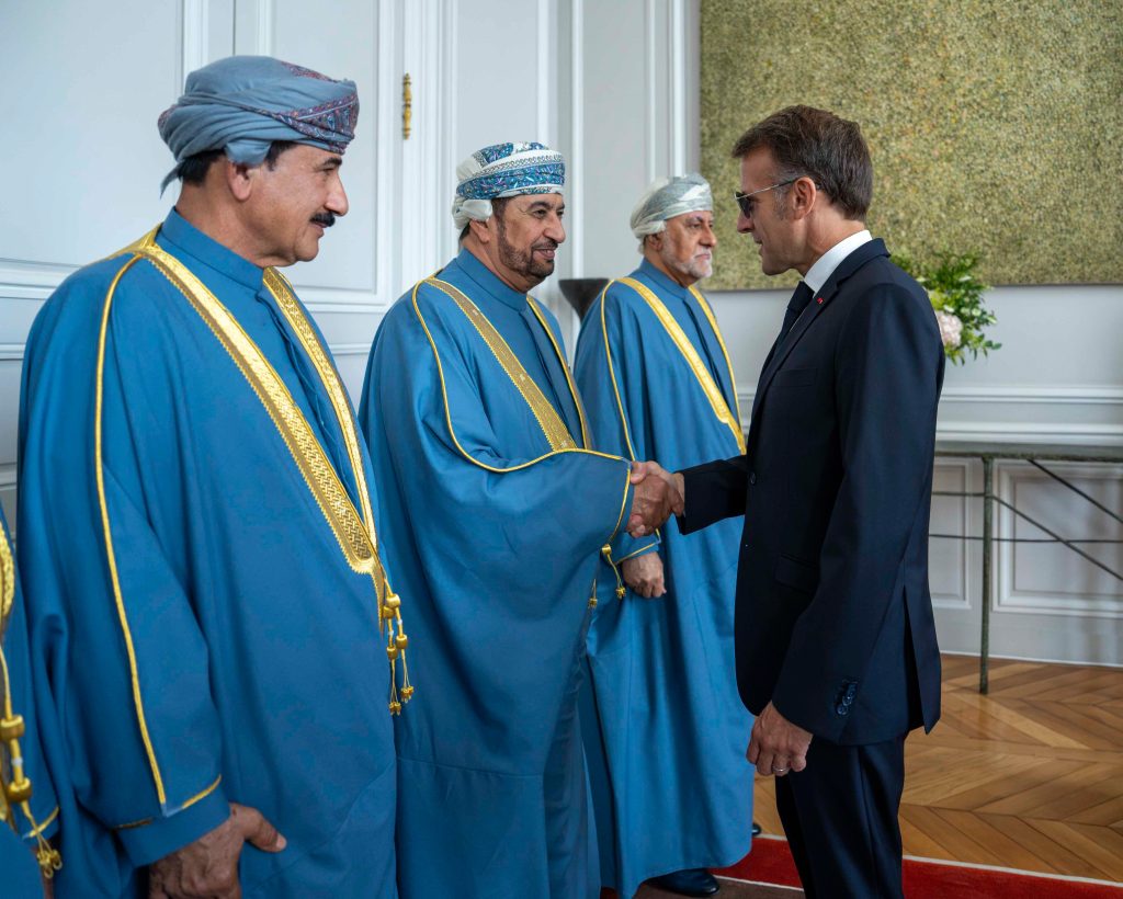 الرئيسُ الفرنسي يستقبلُ جلالةَ السُّلطان ويعقدان لقاءً ثُنائيًّا بقصر الإليزيه