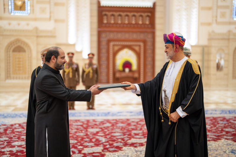 سفير باكستان لدى سلطنة عمان يقدم أوراق اعتماده