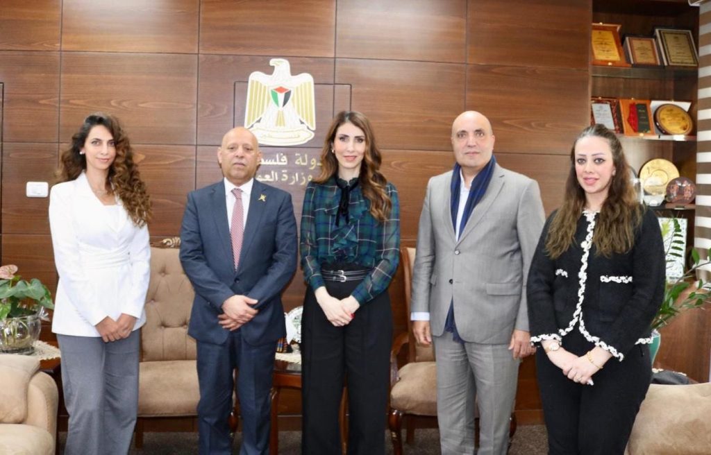 فلسطين: وزيرة العمل تستقبل سفير سلطنة عمان