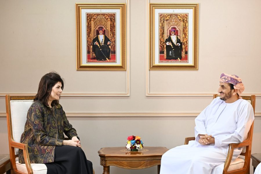 Sheikh-Khalifa-Alharthy-recieves-Maria-Fantappie