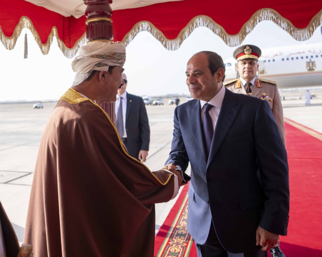 الرئيسُ المصري يصلُ إلى سلطنة عُمان في زيارةٍ أخويّةٍ خاصّةٍ