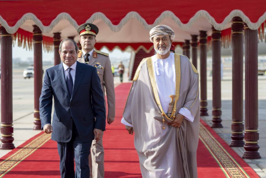 الرئيسُ المصري يصلُ إلى سلطنة عُمان في زيارةٍ أخويّةٍ خاصّةٍ