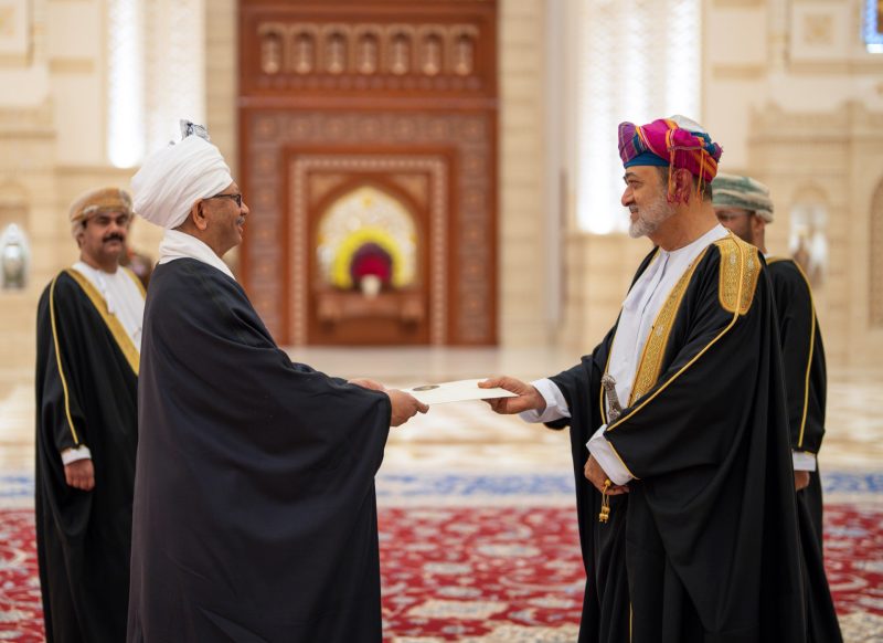 سفير السودان لدى سلطنة عمان يقدم أوراق اعتماده