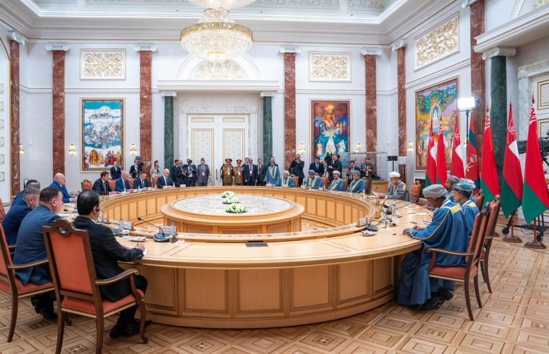 جلالةُ السُّلطان المعظّم والرئيسُ البيلاروسي يعقدان جلسةَ مباحثاتٍ رسميّةً